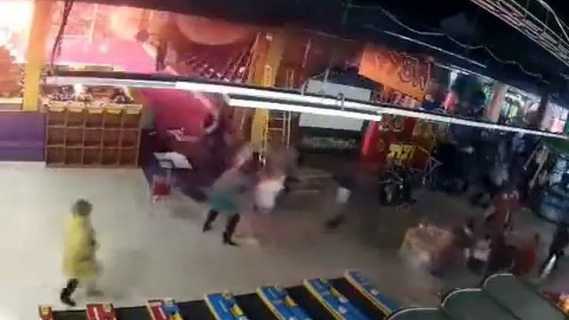 Пожар в Кемерово/ТЦ Зимняя Вишня/Момент с камеры возле батутной арены/25/03/2018 смотреть онлайн