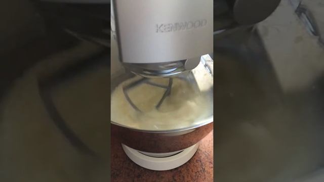 KENWOOD кухонная машина вымешивание теста К-образной насадкой. смотреть онлайн