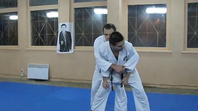 освобождение от обхвата туловища с руками сзади смотреть онлайн