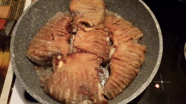 ЖАРЕННАЯ ЛИНЬ С ЛУКОМ И КУСОЧКАМИ САЛА В МУКЕ. смотреть онлайн