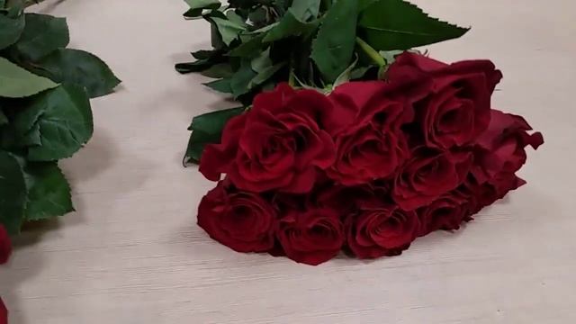 Мастер класс № 135 часть 2. Делаем букет из красной эквадорской розы смотреть онлайн
