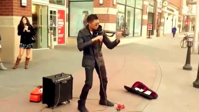 Уличный скрипач играет до мурашек! Смотреть всем! смотреть онлайн