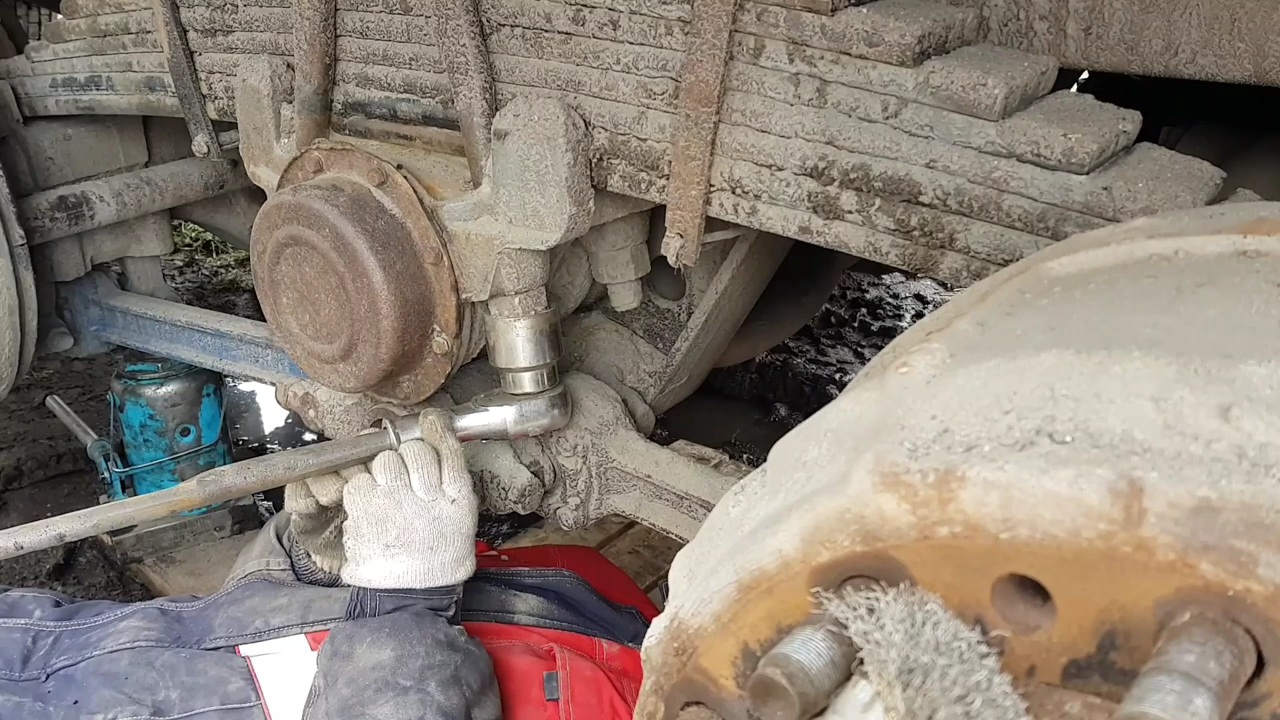 КАМАЗ ПОДТЯГИВАЕМ ГАЙКИ НА СТРЕМЯНКАХ, БАЛАНСИР. ЗАМЕНА КОЛЁС. смотреть онлайн