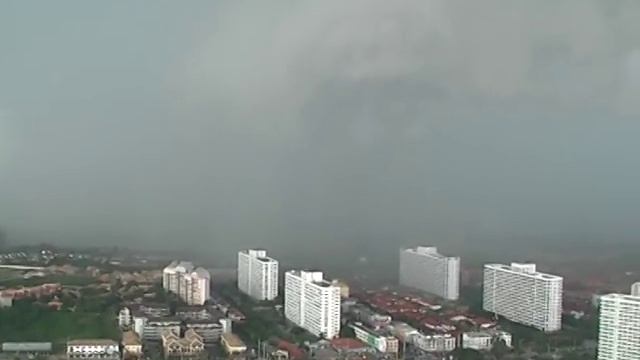 ГРОЗА В ПАТТАЙЕ , вид с смотровой площадки в отеле Pattaya Park/ Thunderstorm in Pattaya смотреть онлайн