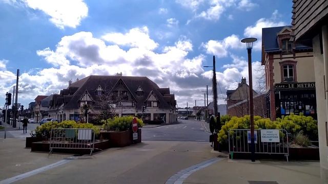 Город Ouistreham. Франция. Прогулка по курортному городу на берегу Атлантического океана.Нормандия смотреть онлайн
