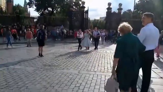 Растёт число граждан в центре Москвы, оставляющих подписи за отмену внешнего управления над Россией смотреть онлайн