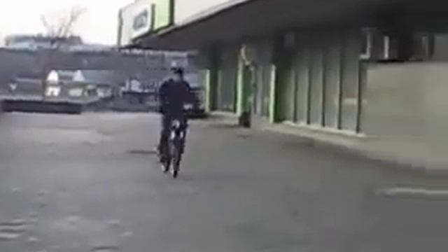 Жесткое падение с велосипеда.flv смотреть онлайн