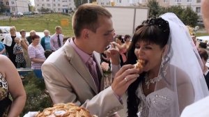 Родители встречают и поздравляют молодожёнов