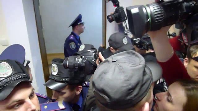 Lb.ua: Луценко выводят из суда смотреть онлайн