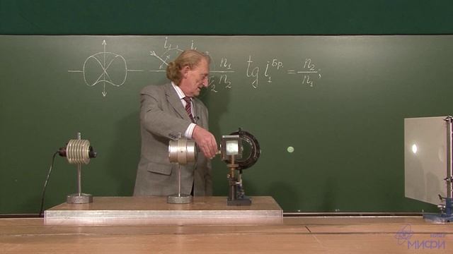 38. Волны и оптика. Поляризация естественного света при отражении от стекла.mp4