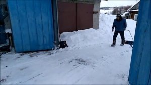Супер скребок для снега на полозьях.