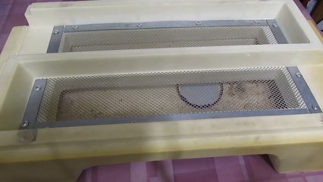 про весеннюю обработку от клеща Варроа и утепление дна улья для лучшего весеннего развития пчел смотреть онлайн