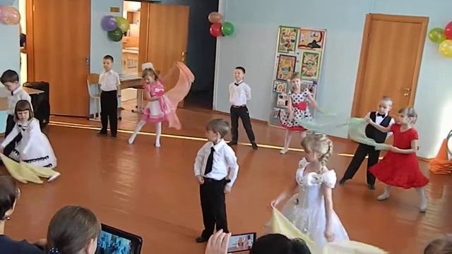 Осенний вальс (выступление в детском саду) смотреть онлайн