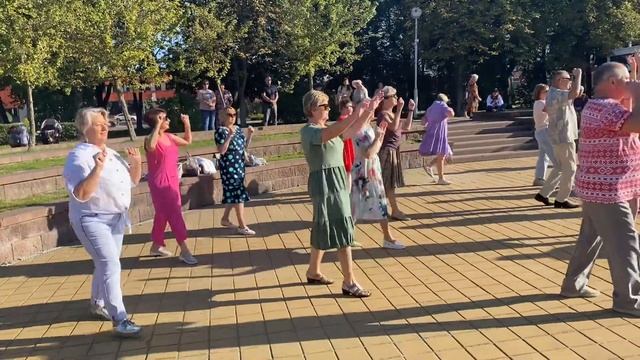 Танцующий Солигорск. Танцы в парке по воскресеньям. смотреть онлайн