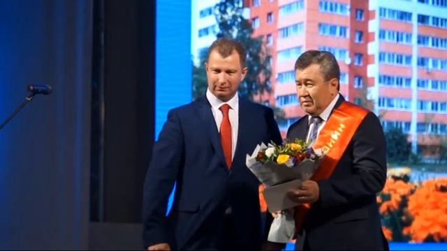 Торжественное собрание ко Дню города. Звания "Почетный гражданин СГО" удостоили Валерия Фадеева смотреть онлайн