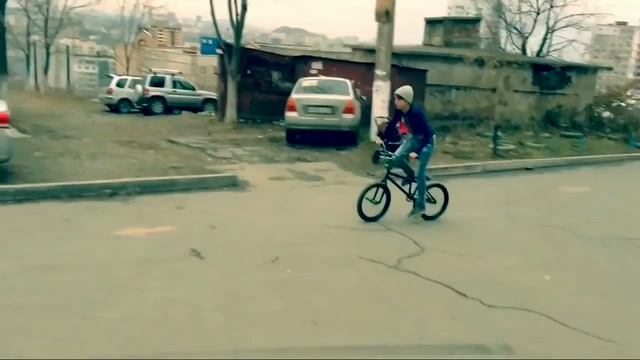Трюки детей на BMX Children stunts on bmx смотреть онлайн