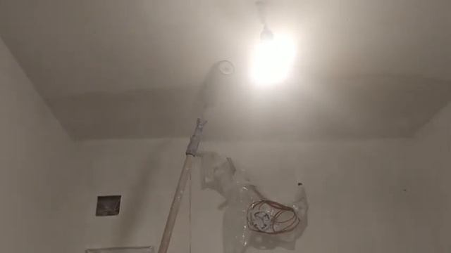 Грунтовка потолка и стен перед покраской - снято на видео. Ремонт коридора ч. 20 смотреть онлайн