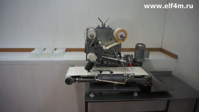 Этикетировщик крышек. Оборудование нанесения этикеток на крышки пластиковых пищевых контейнеров. смотреть онлайн