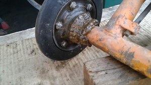 Смазываю колёса катков тележки сх Буран