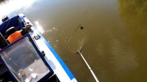 Астрахань Рыбалка на фидер с лодки Ловля сазана на Волге День 1