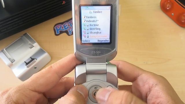 Sony Ericsson Z530 Retro Unboxing смотреть онлайн