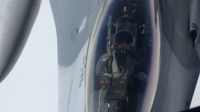 F-16 Pilot Communications During Aerial Refueling смотреть онлайн