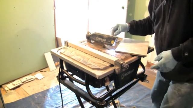 How to Cut Tile with a Wet Saw - Kobalt Tile Saw Review смотреть онлайн