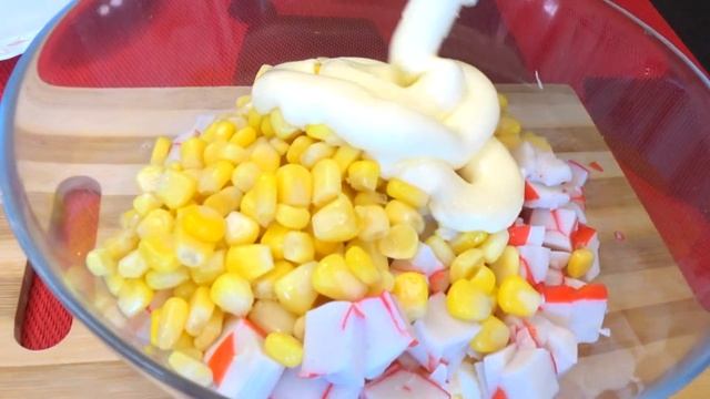 КАК ПРИГОТОВИТЬ крабовый салат рецепт крабового салата вкусный салат с крабовыми палочками смотреть онлайн