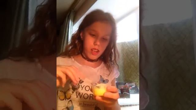 Лизун из мощёного средства для мытья посуды и шампунь и соды