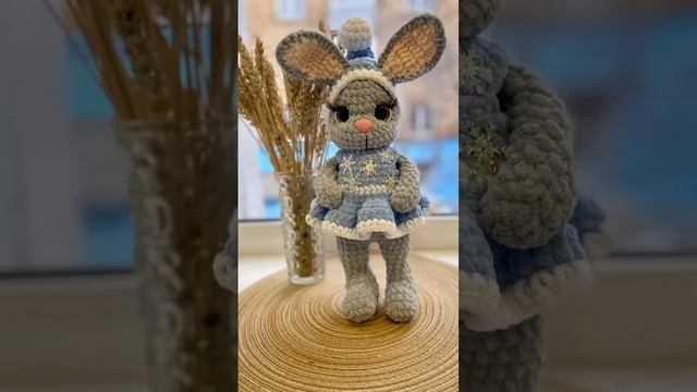 Открываю продажи на зайчиков ручной работы. Все зайчики в наличии. Цена 1200 рублей смотреть онлайн