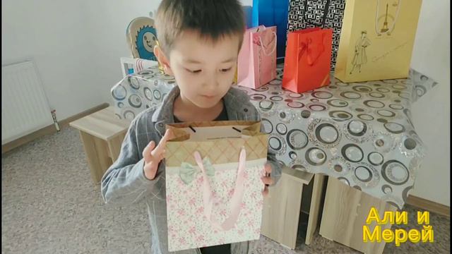 Али собирается на день рождение своей подруги:D Ali is going to his friend's birthday party :D смотреть онлайн