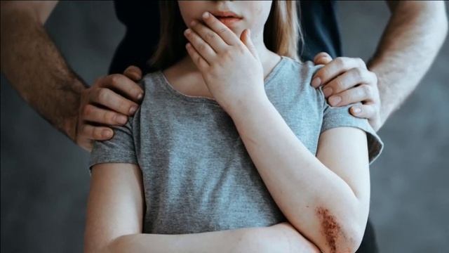 12 летнюю девочку снял на видео и разослал друзьям смотреть онлайн