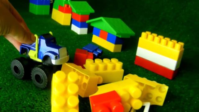 Вспыш и чудо - машинки. Крушила и Смельчах устроили гонки. Видео с игрушками смотреть онлайн