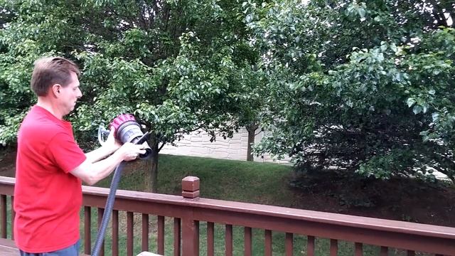 Cleaning Dyson DC65 Cyclones смотреть онлайн