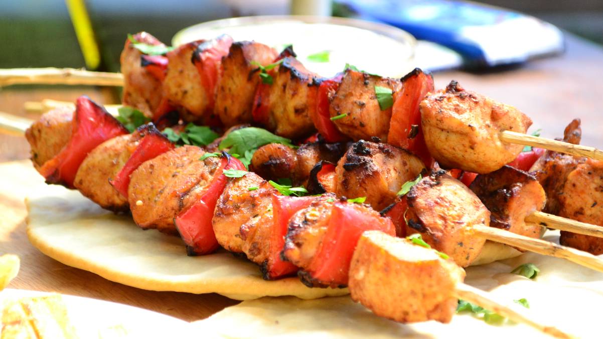 Как Приготовить Знаменитый Шашлык Сувлаки / Популярное блюдо Греческой кухни смотреть онлайн