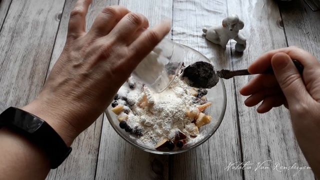 Шарлотка яблочная с ягодами смотреть онлайн