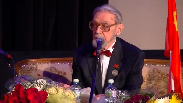 Владимир Бушин на юбилейном вечере читает свои стихи смотреть онлайн