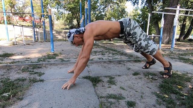 Прыжки с кулаков на пучки пальцев, на жесткой поверхности, в Гидропарке. смотреть онлайн