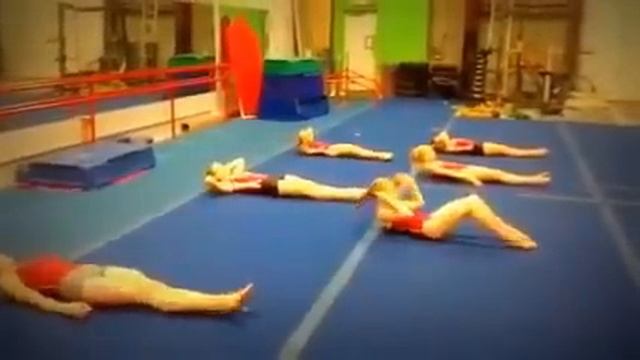 Тренировка юных гимнасток в гимнастическом зале смотреть онлайн