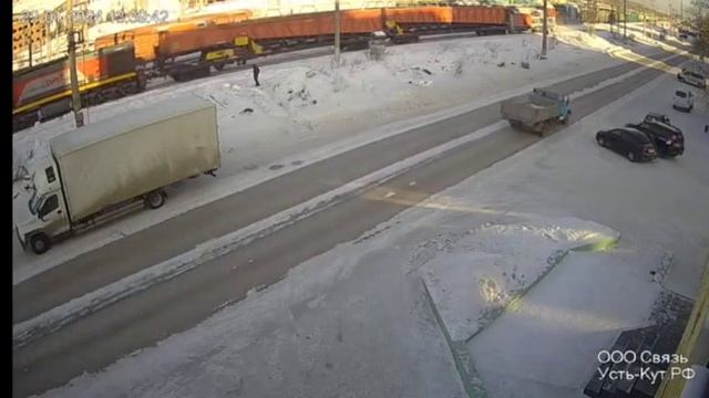 Разные поезда с веб камеры в Усть Куте! (магазин Орлан) смотреть онлайн