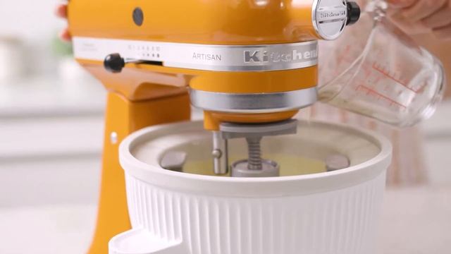 Dégustez de délicieuses crèmes glacées avec la sorbetière KitchenAid® смотреть онлайн