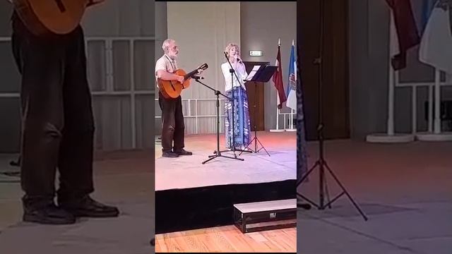 "Раствориться" (ст. А. Митиной, муз. С. Глазунова)_А. Митина, С. Страшненко (гитара) смотреть онлайн
