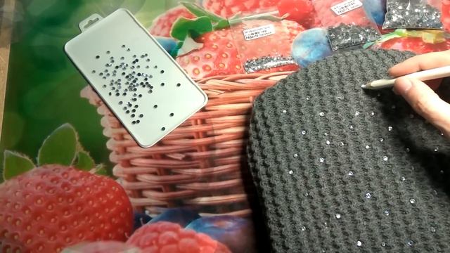 Как можно просто и быстро украсить шапку стразами. смотреть онлайн