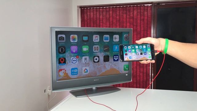 2 Methods to View your iPhone on Your TV - Apple TV vs HDMI Cable смотреть онлайн
