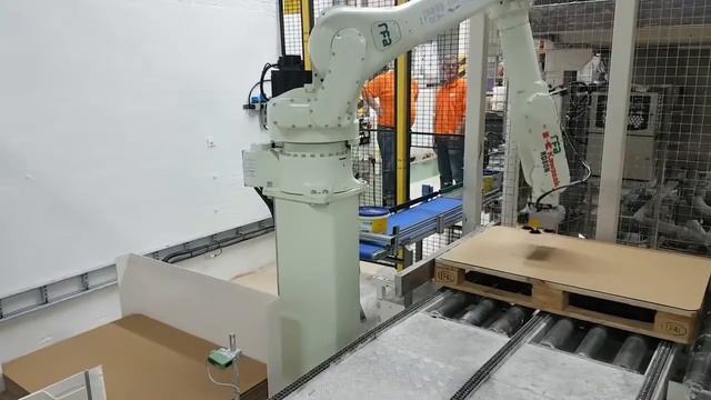 Робот Kawasaki RD80N укладывает на палету пластиковые ведра смотреть онлайн