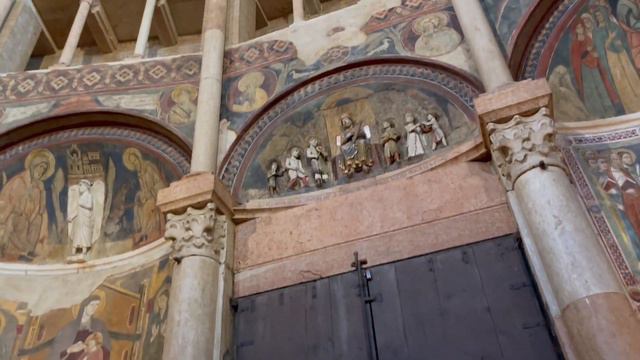 The sound of heaven?? Tourists amazed hearing Gregorian chant in Parma Cathedral смотреть онлайн