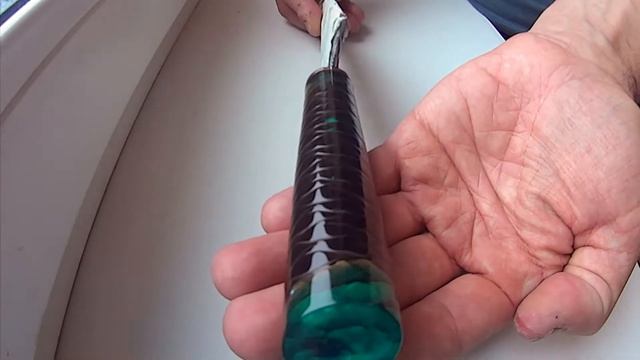 Рукоять ножа из эпоксидной смолы и еловой шишки после полировки смотреть онлайн