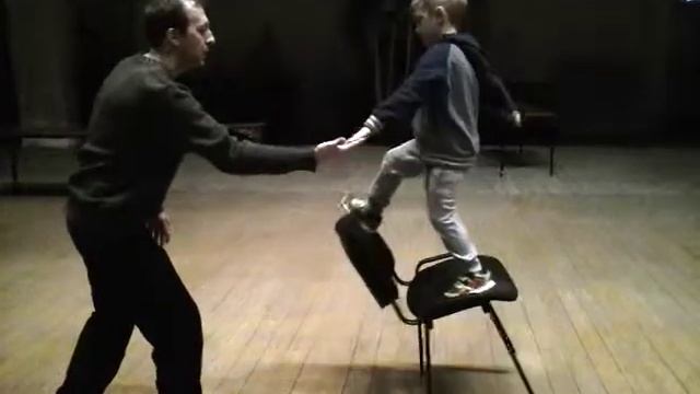 Упражнение со стулом. МЛАДШАЯ ГРУППА (5-10 лет) смотреть онлайн