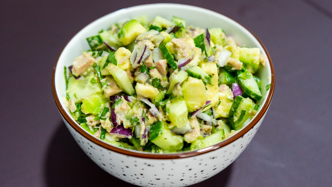 Салат из авокадо с огурцом и тунцом смотреть онлайн