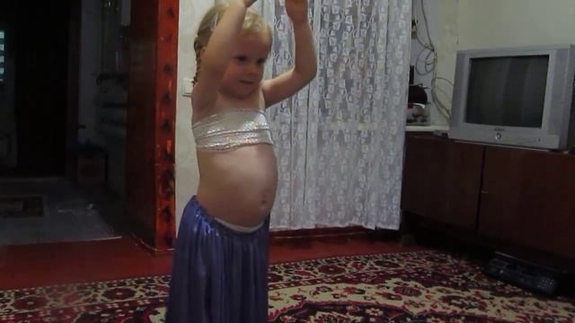 Злата осваивает индийские танцы))) смотреть онлайн